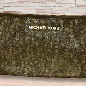Michael Kors Green Clutch with Gold Details.
🤎💛